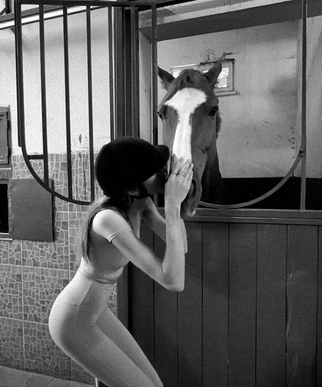 Türkiye Güzellik Kraliçesi, kendisine at hediye aldı! Şimdi de atçılığa merak sardı 10